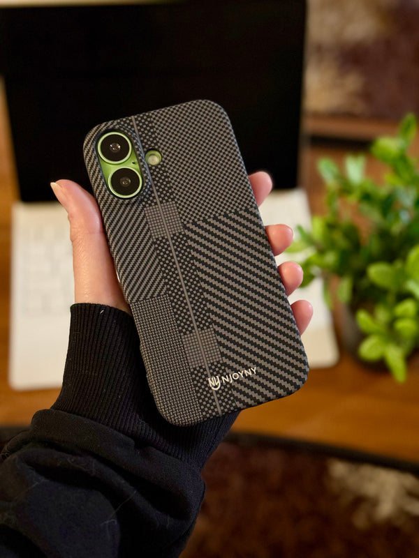 NJOYNV Textured Stripe iPhone Case Carbon fiber - IPhone 17 Air - Dark Gray Panel